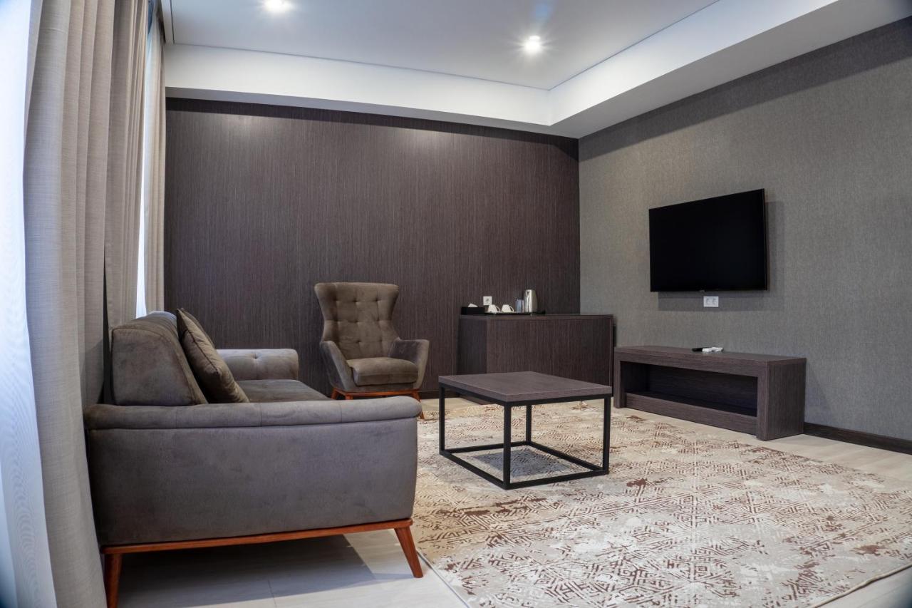 Resident Hotel Kazybek Bi アルマトイ エクステリア 写真