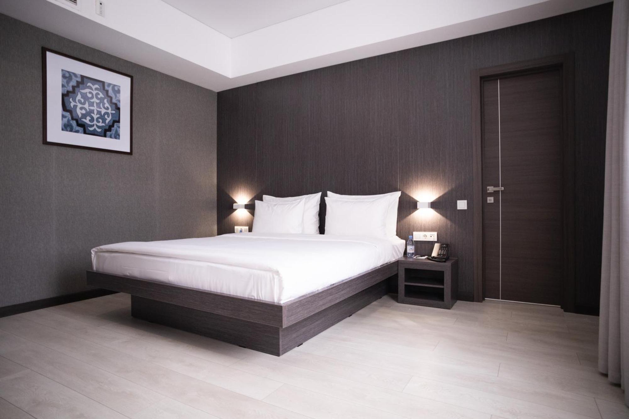 Resident Hotel Kazybek Bi アルマトイ エクステリア 写真