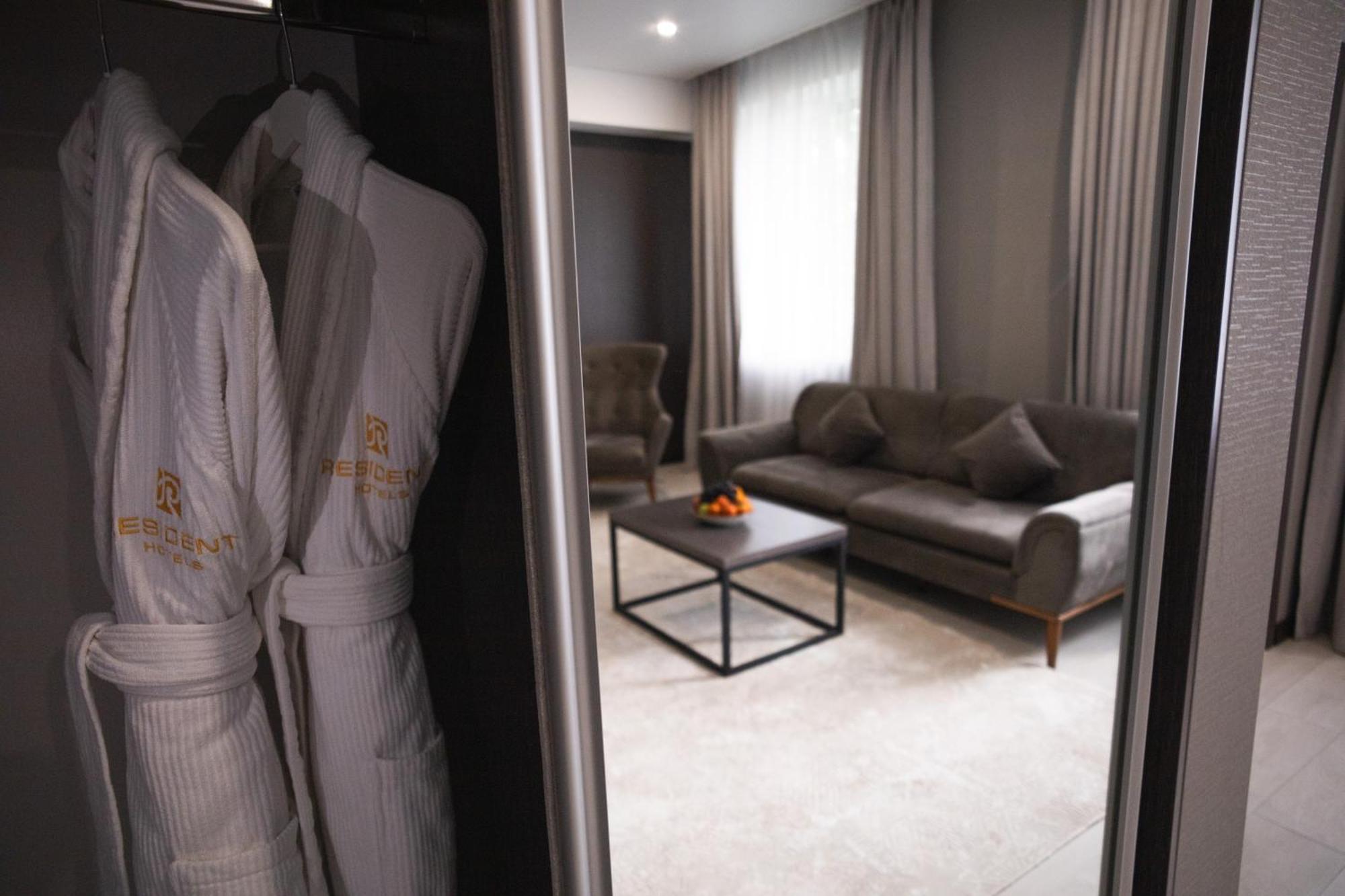 Resident Hotel Kazybek Bi アルマトイ エクステリア 写真