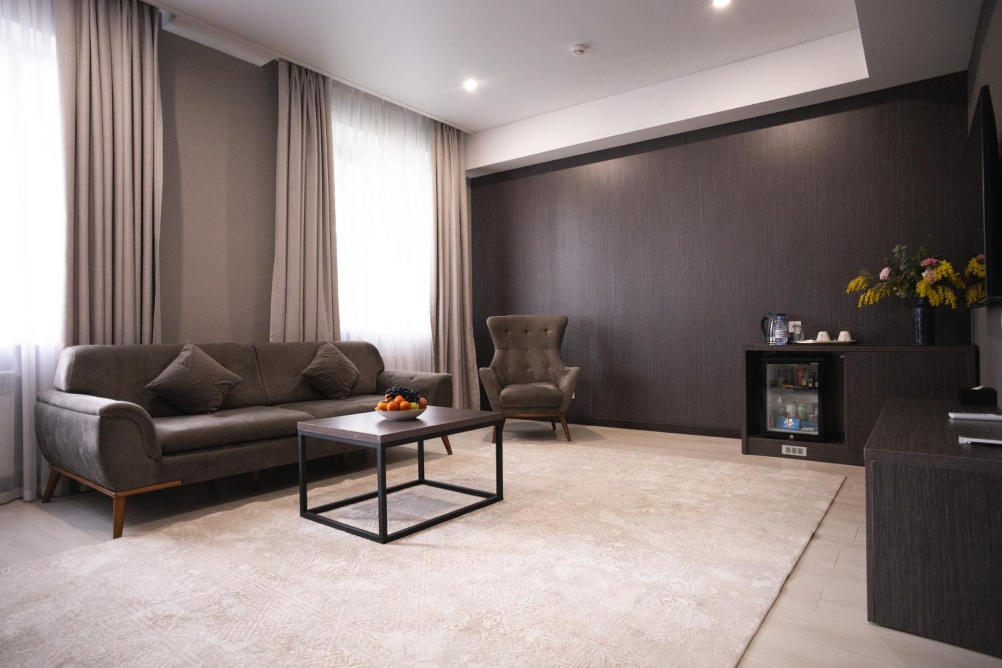 Resident Hotel Kazybek Bi アルマトイ エクステリア 写真
