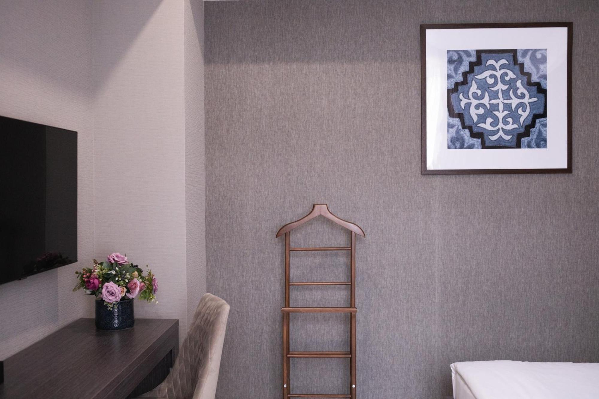 Resident Hotel Kazybek Bi アルマトイ エクステリア 写真